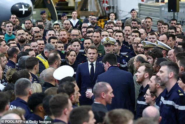 “¡Pueden contar con Francia! El alegre Macron controla el caos militar británico en torno a la base chipriota con un vídeo brillante del poder naval francés