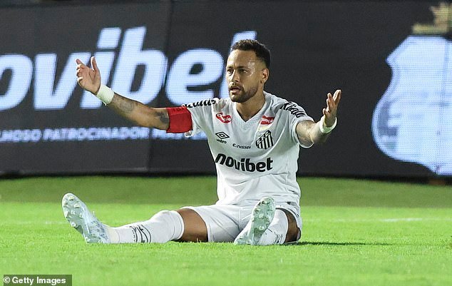Neymar sufre OTRO revés por lesión cuando Santos lo retira en el último minuto antes de la visita de reconocimiento del técnico brasileño Carlo Ancelotti, con el temor de perderse la Copa del Mundo.