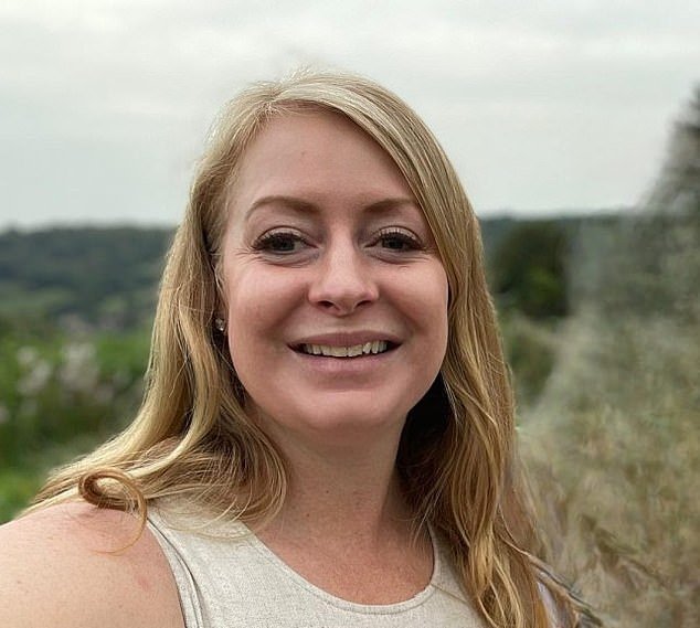 Se ve a la ejecutiva de Microsoft “asesinada” Jennifer Symonds entrando a un restaurante, pocas horas antes de que su cuerpo fuera encontrado ahogado en un club privado de lujo en el río Támesis.