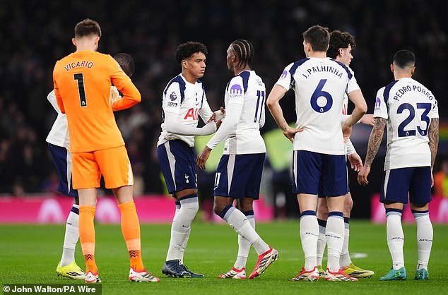 La estrella del Tottenham llama a la Premier League “zoológico” y “aburrida de ver” con un gran enfoque en las jugadas a balón parado, mientras que su rival Arsenal encabeza la tabla.