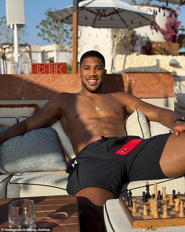 Anthony Joshua deja el Reino Unido hacia Dubai, incluso cuando miles de personas intentan huir en medio del creciente pánico en la zona de guerra de Medio Oriente.