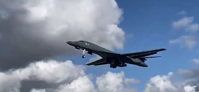 Más bombarderos estadounidenses aterrizan en RAF Fairford para ataques contra Irán: la llegada de tres B1 eleva a 14 la flota de aviones de combate estadounidenses en la base británica mientras Trump amenaza a Teherán con “muerte, fuego y furia”