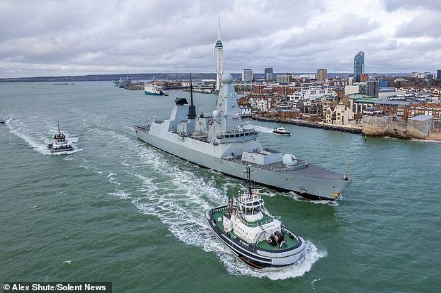 El HMS Dragon ‘flota en el Canal de la Mancha durante TRES días’ después de salir finalmente de Portsmouth hacia Chipre