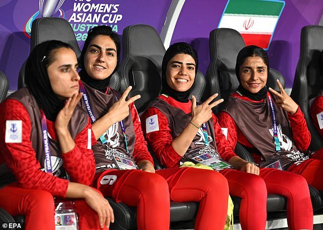 Revelado: Lo que los solicitantes de asilo iraníes querían saber sobre Australia cuando fueron rescatados y por qué tenían miedo de la policía australiana