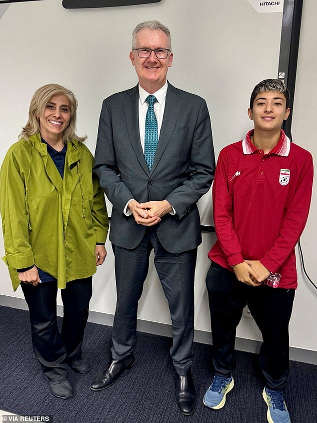 Los futbolistas iraníes ‘se apresuraron a trasladarse a una nueva ubicación en Australia después de que un miembro del equipo filtrara el escondite de la embajada’