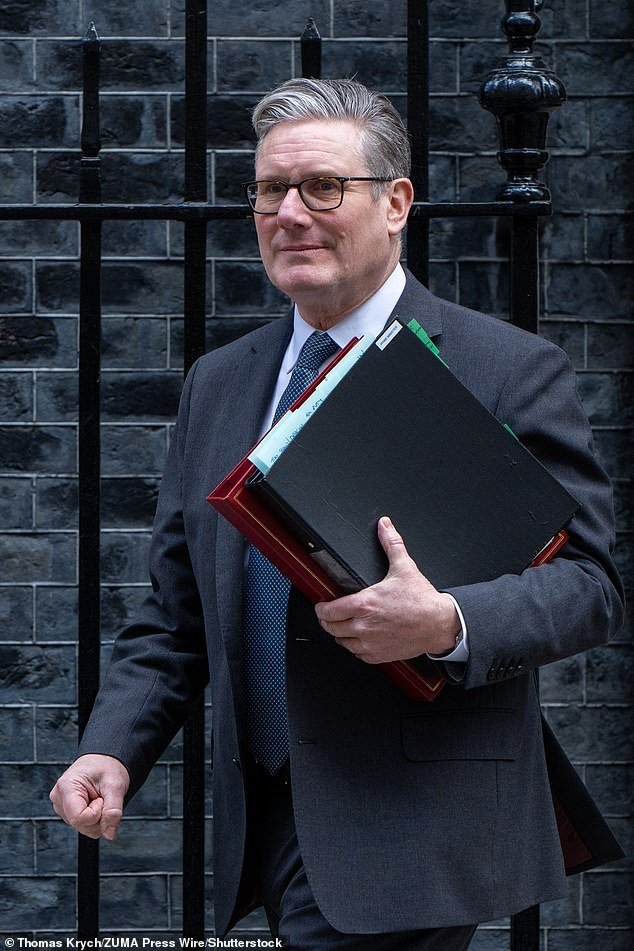 ‘Nos arrastraste a la cuneta’: la furia laborista contra Starmer por la debacle de Mandelson mientras las caras del Primer Ministro que esquivan se queman HOY por documentos que muestran que ignoró las advertencias sobre los vínculos de Epstein