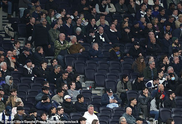 Tottenham retrasa la renovación de abonos tras la incertidumbre sobre el descenso de la Premier League