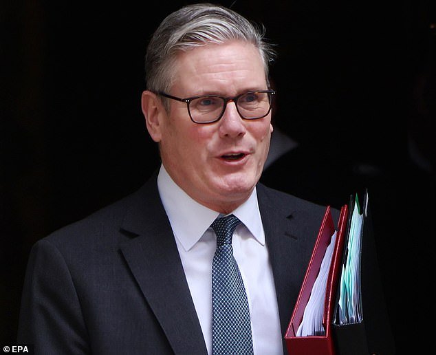 Keir Starmer elogia al jefe de defensa del Reino Unido mientras Downing Street intenta sofocar las acusaciones de pérdida de confianza tras no enviar un portaaviones a Chipre durante la crisis de Irán.