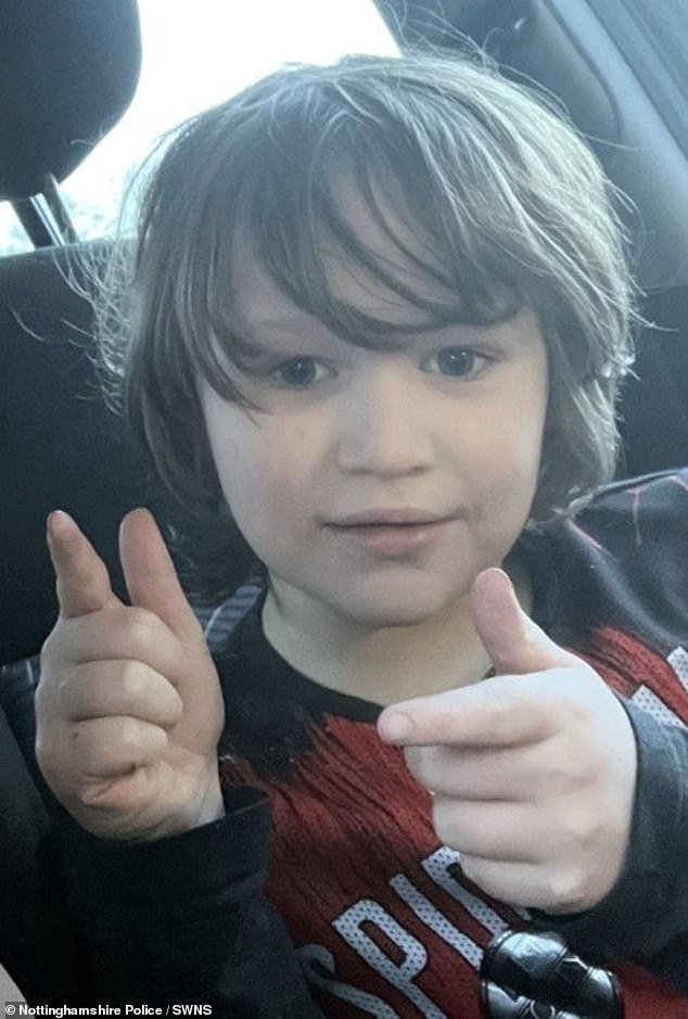 Niño de siete años asesinado tras ser atropellado por un coche en Nottinghamshire: Llueven homenajes al “pequeño superhéroe” mientras la policía pide testigos