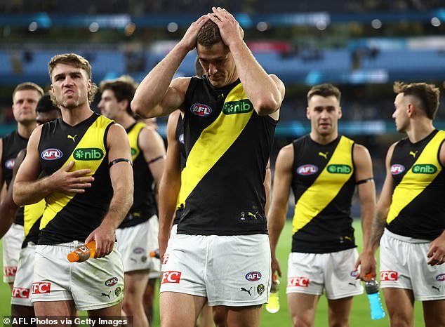 Tragedia: un aficionado al fútbol muere en el MCG, después de que sus compañeros intentaran resucitarlo