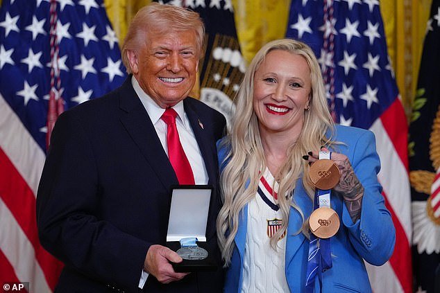 La estrella olímpica estadounidense otorga a Donald Trump un honor especial por su ‘impacto’ en los deportes femeninos