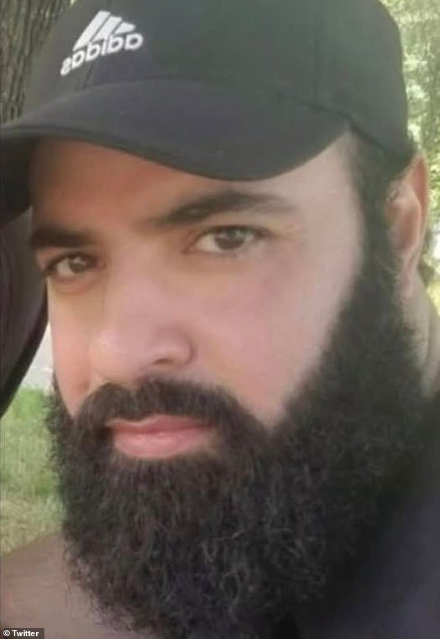 El atacante de la sinagoga de Michigan que estrelló su auto contra un templo y luego abrió fuego es fotografiado por primera vez después de que los vecinos lo felicitaran.