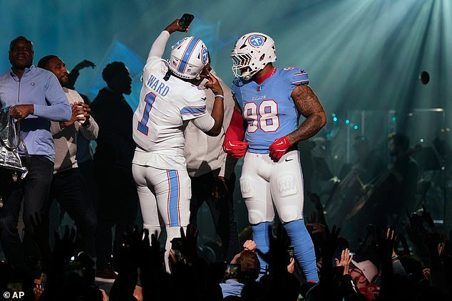 Los fanáticos de la NFL divididos cuando el equipo reemplaza el logotipo histórico con un nuevo diseño “aburrido” como parte del cambio de marca de la franquicia