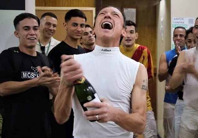 Dentro de la vida en montaña rusa de Frankie Dettori: desde la incautación de cocaína hasta la lucha contra la bulimia y la muerte fraudulenta en un accidente aéreo: el legendario jockey ahora se enfrenta a una posible estancia en prisión