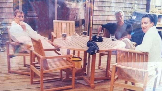 Foto inédita de Andrew Mountbatten-Windsor y Peter Mandelson en batas de baño con Jeffrey Epstein descubierta en archivos