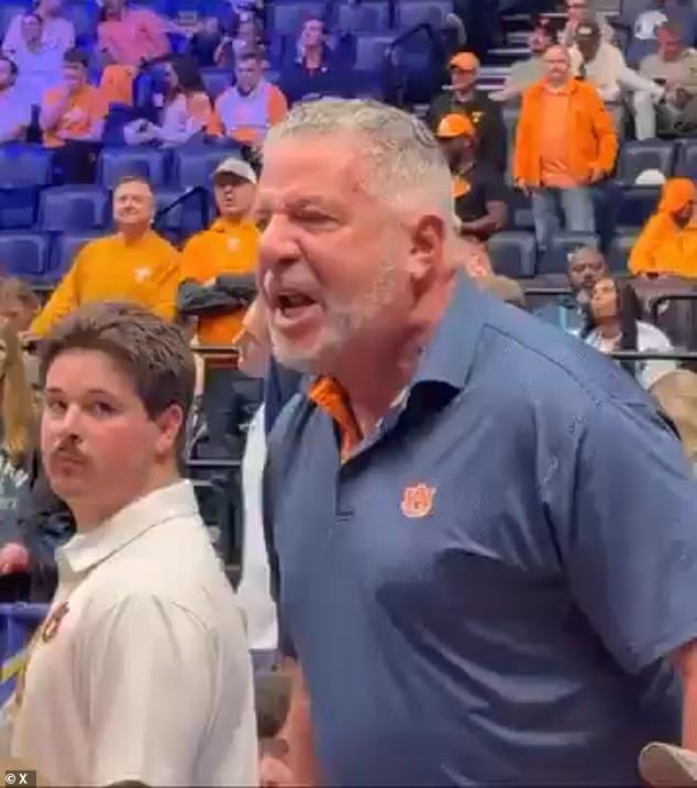 El ex entrenador de Auburn, Bruce Pearl, se desploma violentamente en las gradas mientras observa a su hijo Nepo liderar a los Tigres.
