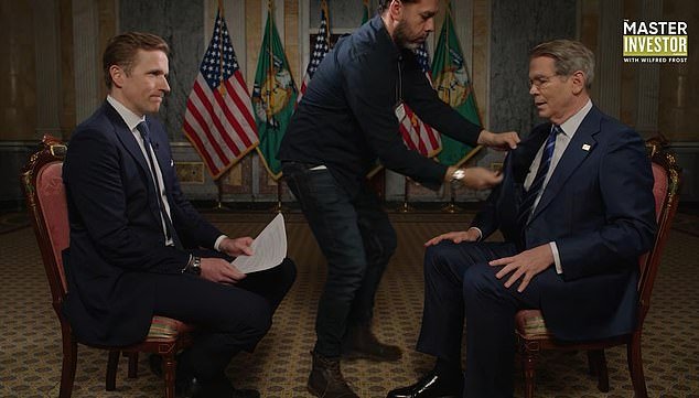 Increíble momento en el que Scott Bessent regresa para una entrevista visiblemente conmocionada después de la llamada a la ‘Sala de Situación’ de Trump