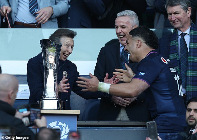 ¡Por qué estoy ayudando a Escocia a romper su maleficio irlandés… y a la princesa Ana a romper el protocolo abrazando a Sione Tuipulotu!