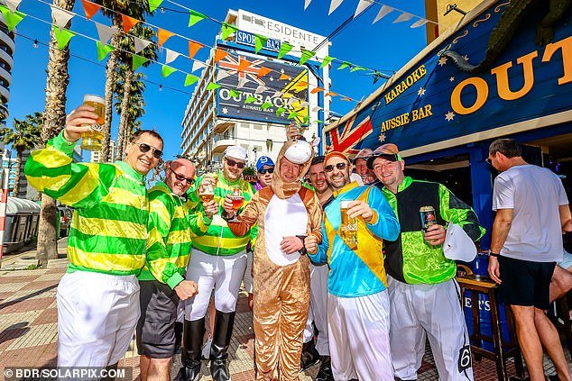¡Caliente para trotar! Los británicos en Benidorm disfrutan de la soleada diversión de Cheltenham en un clima maravilloso