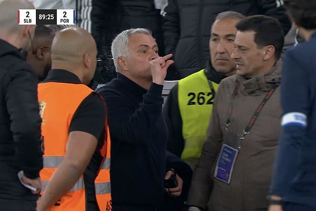 José Mourinho se entera de su castigo por tarjeta roja después de que el enojado jefe del Benfica se enoja con el ex jugador que lo llamó traidor ’50 VECES’ durante un empate contra el Porto.