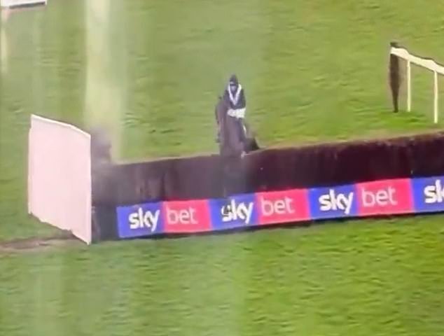 Jockey suspendido durante 12 días después de empujar a un caballo cansado sobre el último obstáculo en una controvertida victoria en la carrera de Fakenham