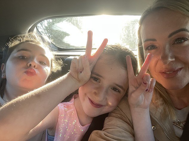 Cuatro años después de mi divorcio, ahora veo lo resilientes que han sido mis dos hijas y me llena de orgullo: han aprendido que a veces las cosas se desmoronan. Para el Día de la Madre, LISA BRADY escribe una carta muy honesta a sus hijos…