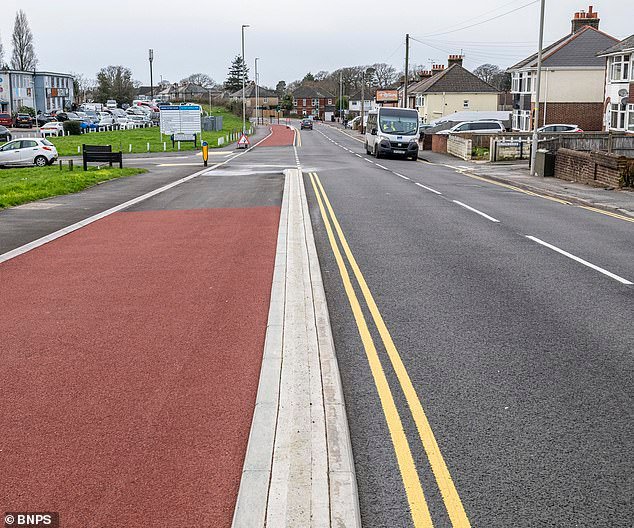 El carril bici del ‘elefante blanco’ valorado en 17 millones de libras que todo el mundo adora odiar: el ayuntamiento construye un sendero de 11 pies de ancho con sólo tres problemas: provoca atascos, tiene un aspecto feo y nadie lo utiliza