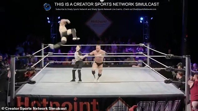 Horrible momento en que un árbitro de lucha libre sufre una emergencia médica en el ring… solo para ser expulsado del camino.