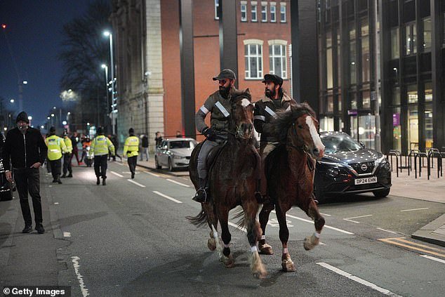 Revelado: La verdadera historia de los ‘jinetes del Ayatolá’ que montaron a caballo para defender a los partidarios de Irán en Manchester, lo que generó acusaciones de una ‘patrulla policial de la Sharia’: IAN GALLAGHER