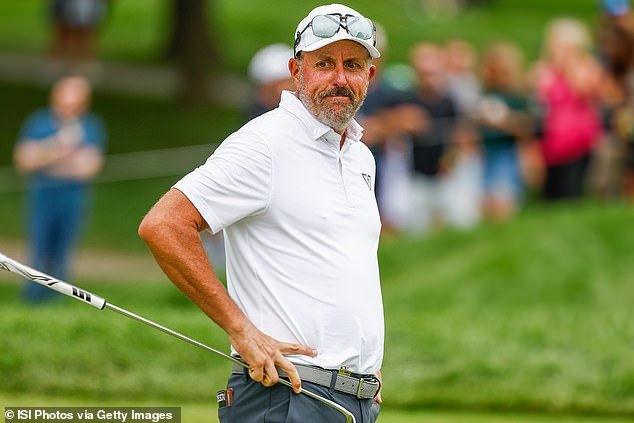 Crece la preocupación por la estrella del golf Phil Mickelson que se retira del cuarto evento consecutivo debido a un misterioso asunto personal