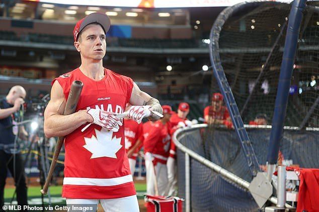 Las estrellas del béisbol canadiense alimentan la rivalidad con el equipo de EE. UU. mientras calientan con camisetas de hockey antes del choque del CMB