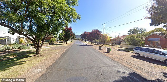 El misterio rodea la muerte de un hombre encontrado junto a una mujer gravemente herida en una casa rural: un hombre de 30 años arrestado en un restaurante de comida rápida cercano