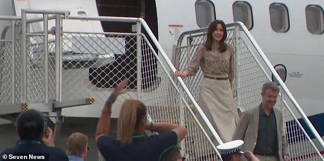 La reina María y el rey Federico aterrizan en Uluru para la primera aparición pública de su histórica gira australiana de seis días