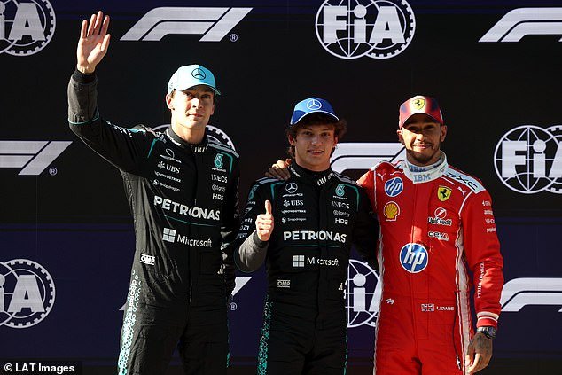 ‘Algo anda mal con el coche’: George Russell sufre problemas técnicos en China mientras su compañero de equipo en Mercedes, Kimi Antonelli, se convierte en la persona más joven en ganar la pole en un Gran Premio… después de que el británico ampliara su ventaja en el campeonato con una victoria en el sprint