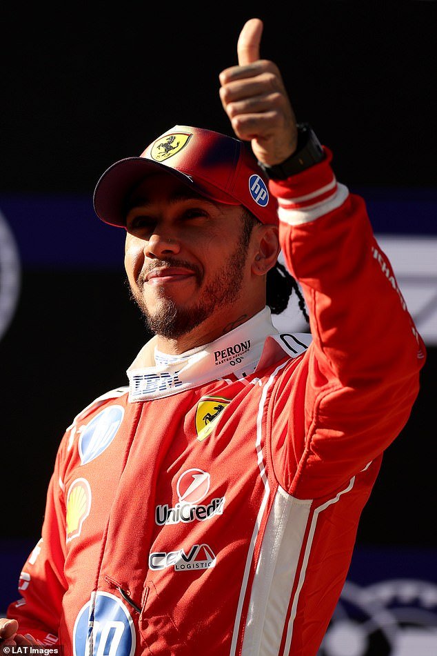 ¡Finalmente! Lewis Hamilton está de vuelta en las carreras después de un año de dolor, superando a su compañero de equipo en Ferrari, Charles Leclerc, y apunta al podio en Shanghai.