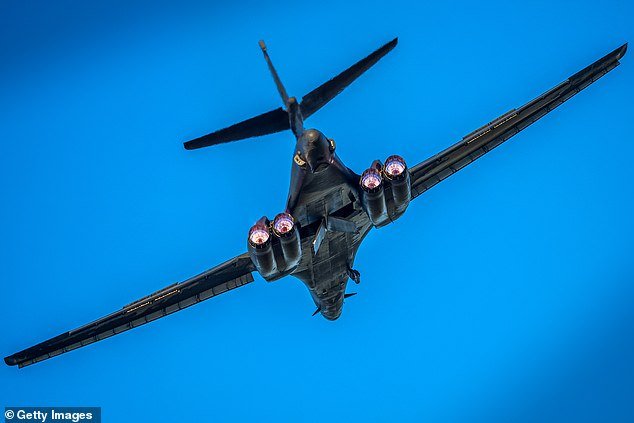 Starmer debería haber permitido que Estados Unidos utilizara las bases británicas desde el inicio de la guerra con Irán, dice William Hague, calificando la lenta respuesta militar británica como “impensable”