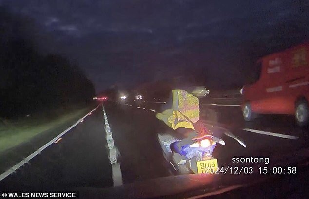 Momento en el que una profesora que va corriendo a la escuela tira un ciclomotor de alta visibilidad de su bicicleta mientras queda atrapada por su propia cámara para salpicadero.