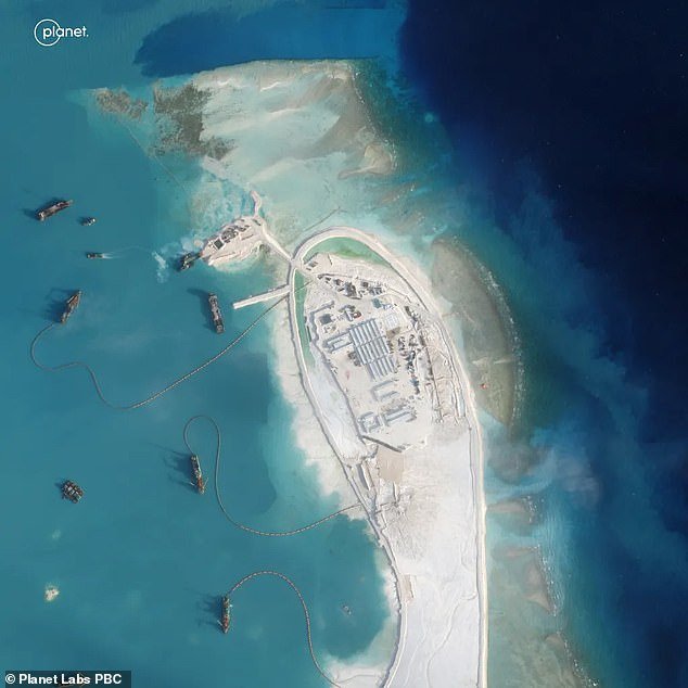 China construye la Gran Muralla de Arena: Xi Jinping ordena una campaña de dragado masiva para convertir islas en disputa en bases militares en el Mar de China Meridional
