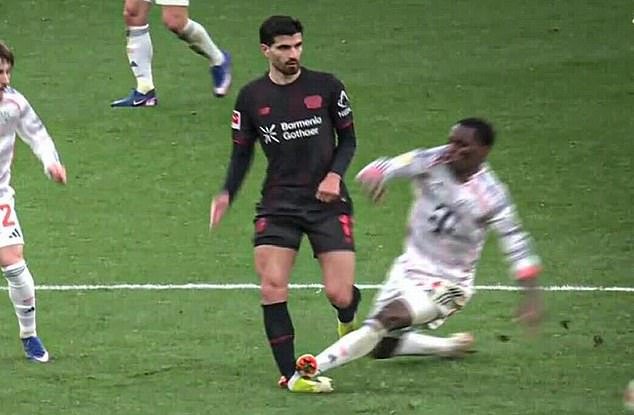 Nicolas Jackson, cedido por el Chelsea, expulsado por un duro desafío mientras jugaba para el Bayern de Múnich mientras se acerca el probable regreso de los Blues.