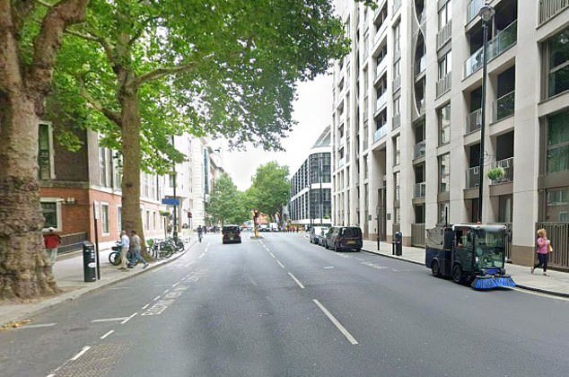 Mujer de 43 años arrestada por asesinato cuando una niña de 18 días cae desde lo alto de una propiedad residencial