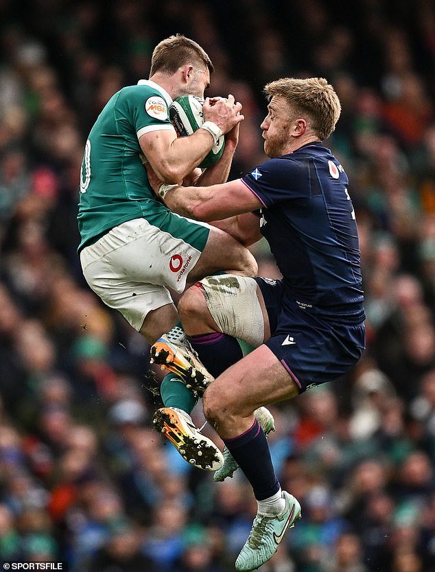 SHANE McGRATH: Esto parece ser el final del mayor debate en el rugby irlandés, y puede que Sam Prendergast no quiera escuchar esto, pero será difícil para Jack Crowley dejar vacante la camiseta número 10 ahora…