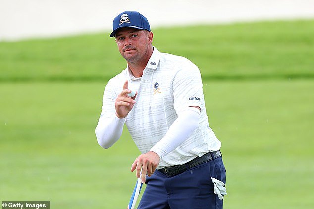 Bryson DeChambeau sufre una vergonzosa caída en un búnker en el evento LIV Golf en Singapur