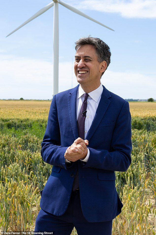 Los parques eólicos de Ed Miliband podrían paralizar los sistemas antimisiles ‘Cúpula de Hierro’ de Gran Bretaña y convertir a Gran Bretaña en un “blanco fácil”, advierten expertos en defensa.