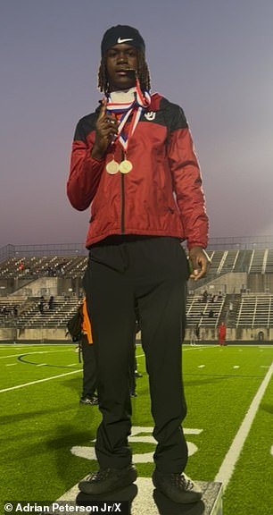 El hijo de la leyenda de la NFL, Adrian Peterson, de 14 años, corre un récord de 10,7 segundos en una competencia de atletismo en la escuela secundaria