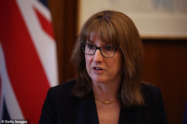 Rachel Reeves ‘se está quedando sin opciones’ para detener la recesión en el Reino Unido en medio de la crisis de Irán, advierten los parlamentarios laboristas