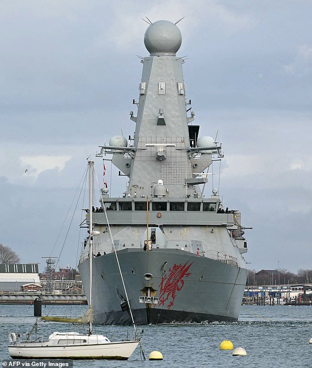 COMENTARIO DEL SUNDAY MAIL: ¿Qué pasa cuando la marina francesa avergüenza a la nuestra?