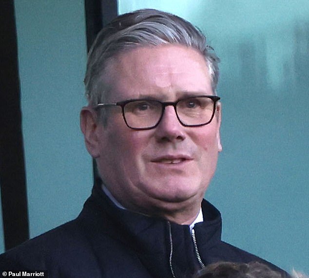 Se espera que el aumento de 5 peniques en el impuesto al combustible por parte de los laboristas agregue £156 a las facturas familiares, mientras que nuevas cifras muestran que los precios de las bombas de Asda han aumentado más desde el inicio de la guerra con Irán.