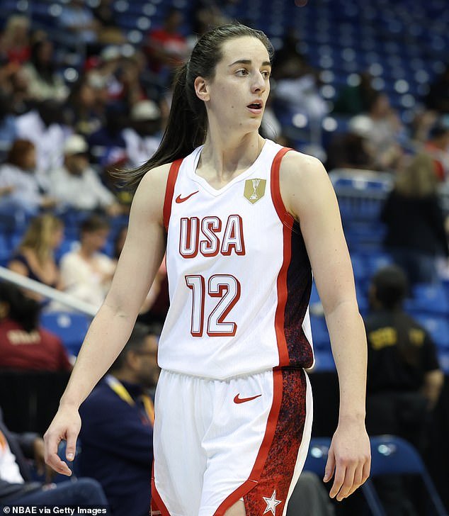 Caitlin Clark se vuelve viral por su extraño comportamiento después de la victoria del equipo de EE. UU. sobre Italia: ‘¿Qué estás haciendo?’