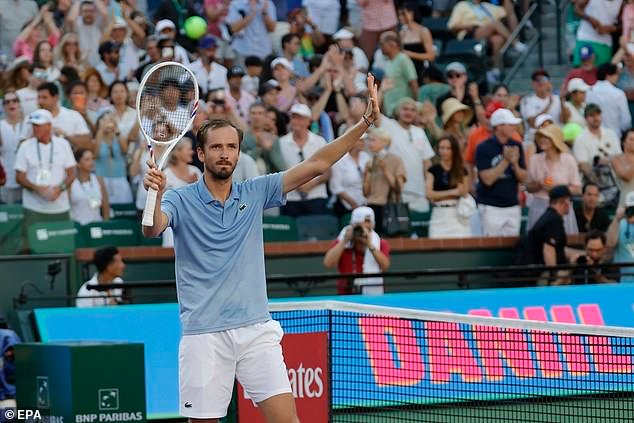 Carlos Alcaraz FINALMENTE pierde: el N°1 del mundo es derrotado en Indian Wells por Daniil Medvedev… bajo la mirada de Dua Lipa