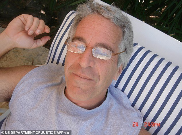 La víctima de Jeffrey Epstein afirma que fue traficada con Mohamed Al Fayed antes de ser “abusada por el multimillonario de Harrods en su yate”.